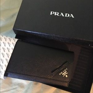 Bran new Prada wallet open box never used