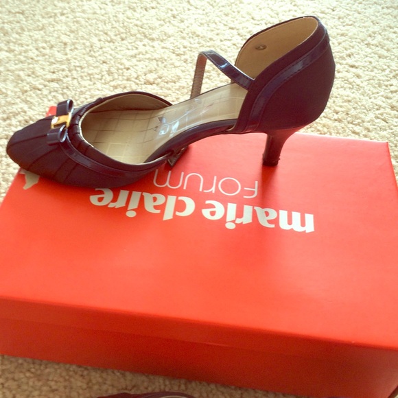 Navy pumps