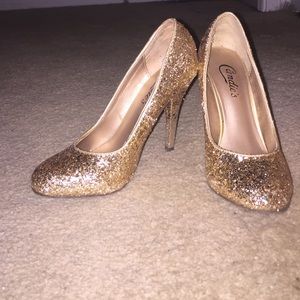 Gold sparkly pumps