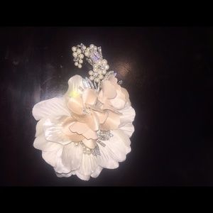 Gorgeous wedding day hair clip