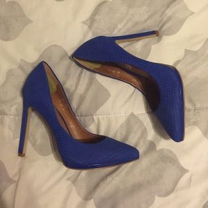 Aldo never worn heels.