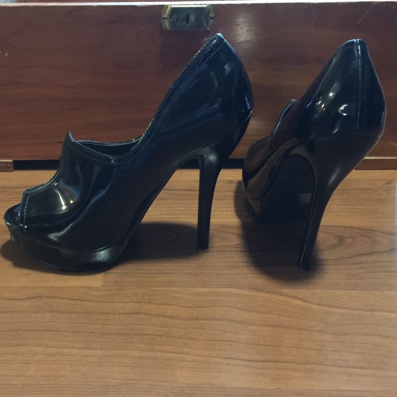 Black heels - Picture 2 of 2