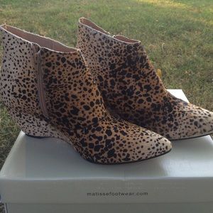 Amazing leopard ankle boots!!!