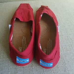 NEW TOMS red canvas classic size 7