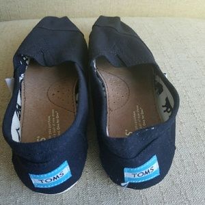 NEW TOMS black canvas classic size 7