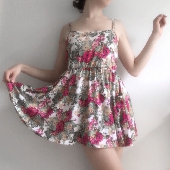Forever 21 Dresses & Skirts - Charlotte Russe Flower Dress Forever 21 Dresses & Skirts - Charlotte Russe Flower Dress