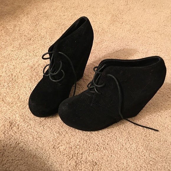 Black wedges
