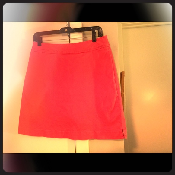 Vineyard Vines size 4 Nantucket red golf short.