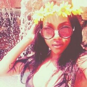 Meet your Posher, Tee