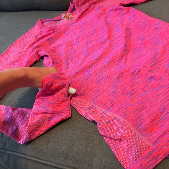 🚫SOLD ON MERC🚫 Long-sleeved Workout Shirt - Picture 3 of 3