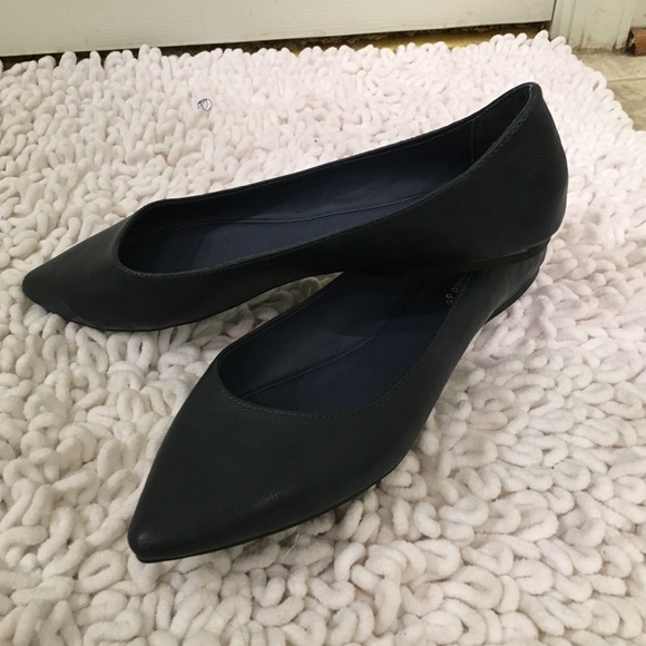 SOLD New navy flats