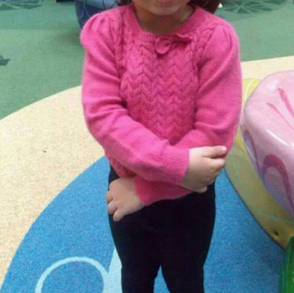 🎀🎀H&M girls Sweater size: 2-4 Y