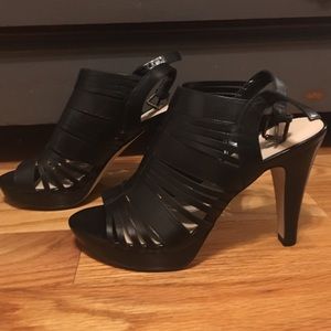 🎉HP🎉 Black Leather Heeled Sandals