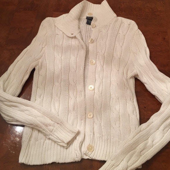 Versatile white cable cardigan 🎀