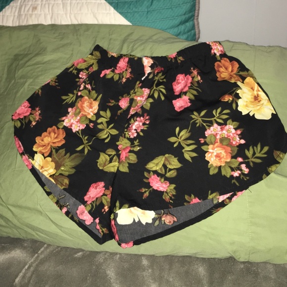 Pants - Floral shorts