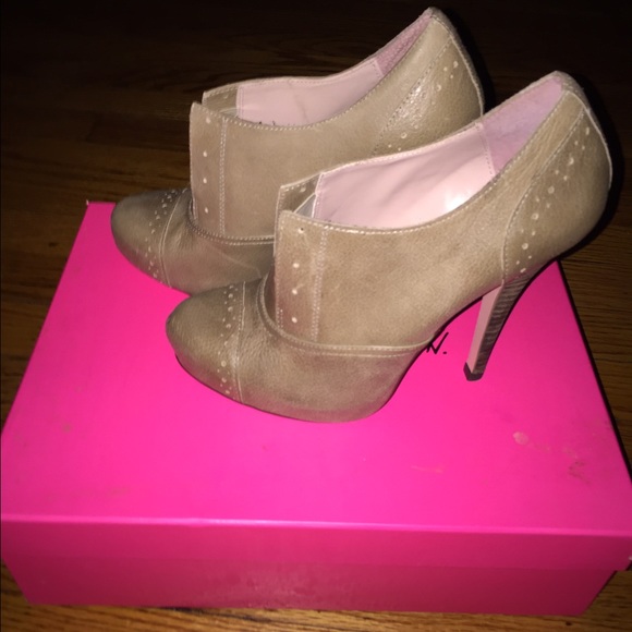 Betsey Johnson- Derbby