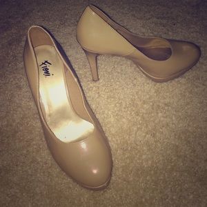 Nude pumps
