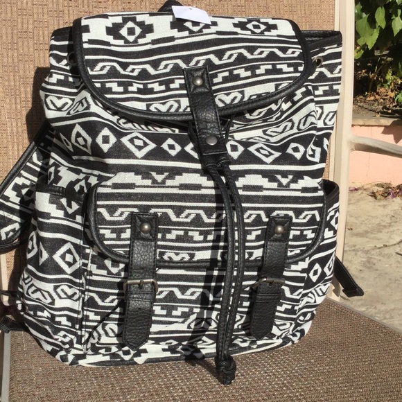 Hike,Beach,Books Black and White w Blk Trim. - Picture 8 of 12