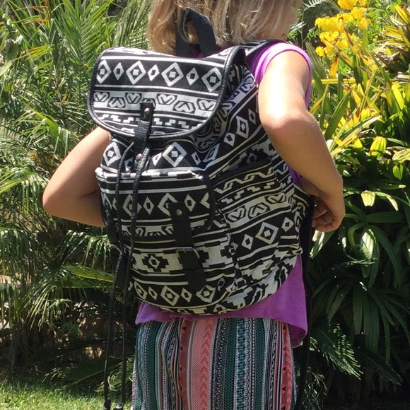 Hike,Beach,Books Black and White w Blk Trim. - Picture 9 of 12