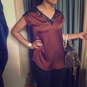 Express shirt suitable for work or after work.