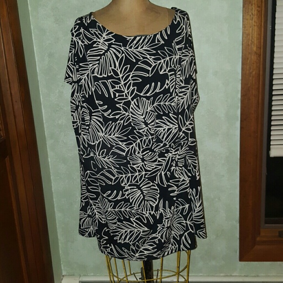 Short sleeved wear to work top