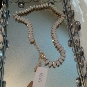 White vIVI necklace