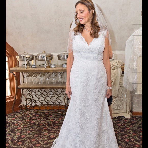 Gorgeous wedding gown. HUGE REDUCTION ! $250