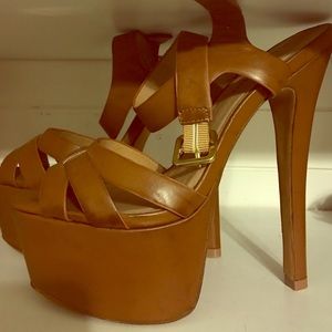 Brand new Taupe Platforms Zigi Zoho