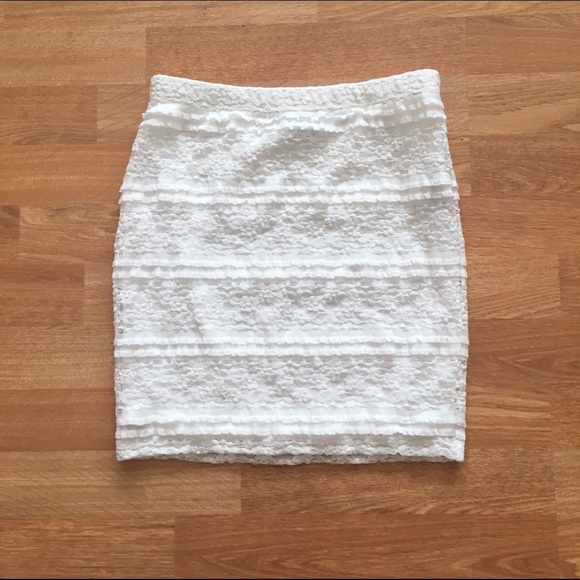 ❌SOLD❌ NWOT white lace body con - Picture 4 of 4