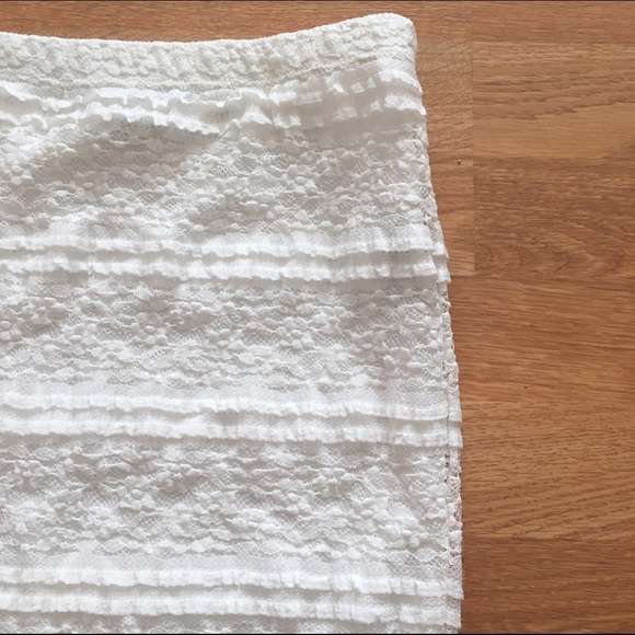 ❌SOLD❌ NWOT white lace body con - Picture 2 of 4