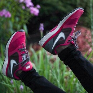 Nike Vomero 8 Athletic Shoes • Size 7.5