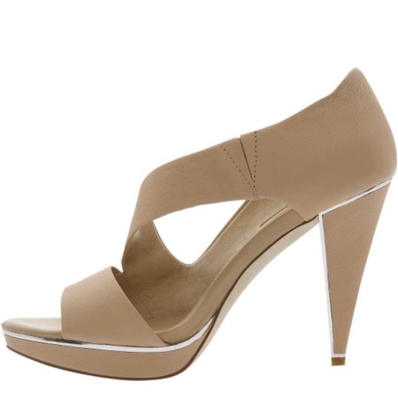 Banana republic nude crossover heels size 9 - Picture 2 of 4