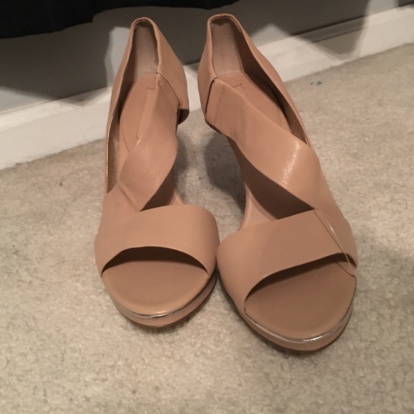 Banana republic nude crossover heels size 9 - Picture 3 of 4