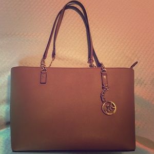 🎉One Day Sale🎉 MK Jet Set EW Chain Tote