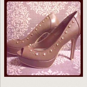 Sexy platform style Fioni heels 6.5