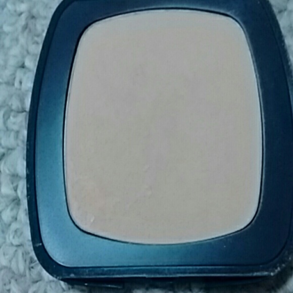 TWO!! Bare minerals R250. Foundation - Picture 2 of 4