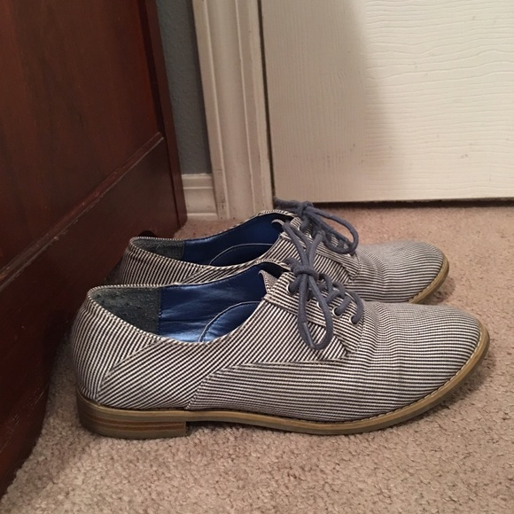 SOLD Blue and White Oxfords - Picture 3 of 4