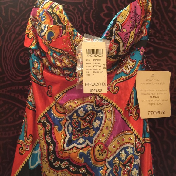 Beautiful Arden beaded evening gown - Picture 3 of 4