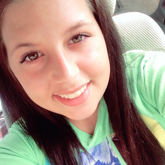 Meet your Posher, Alyssa - Picture 1 of 1