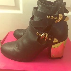 Black bootie with gold heel