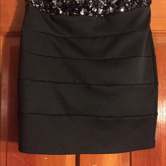 *WORN ONCE* Sequenced tight dress - Picture 3 of 3