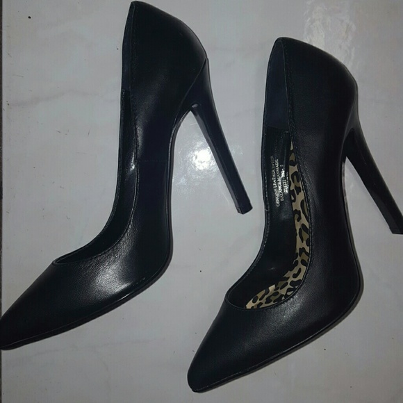 Sold - Colin Stuart Black Pumps - Picture 1 of 3