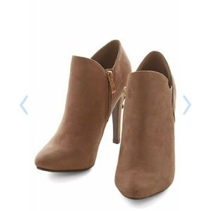 NWOT ModCloth Taupe light tan ankle heel booties