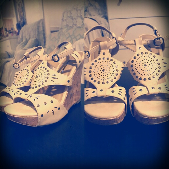 City Classified nude/cream boho wedges