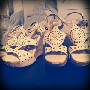 City Classified nude/cream boho wedges