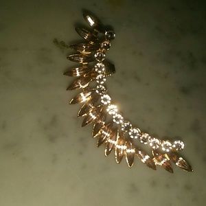 Earing ear cuff