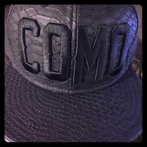 COMO Python hat