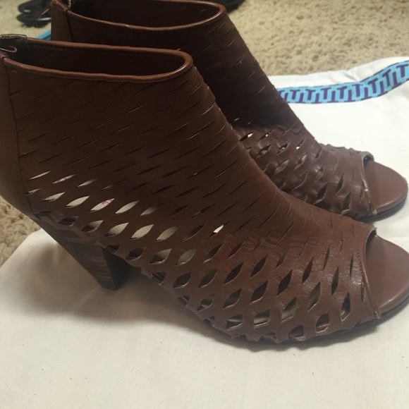 Open toe booties - Picture 2 of 3