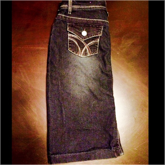 Sleek and Stylish Denim Pencil Skirt - Picture 2 of 4