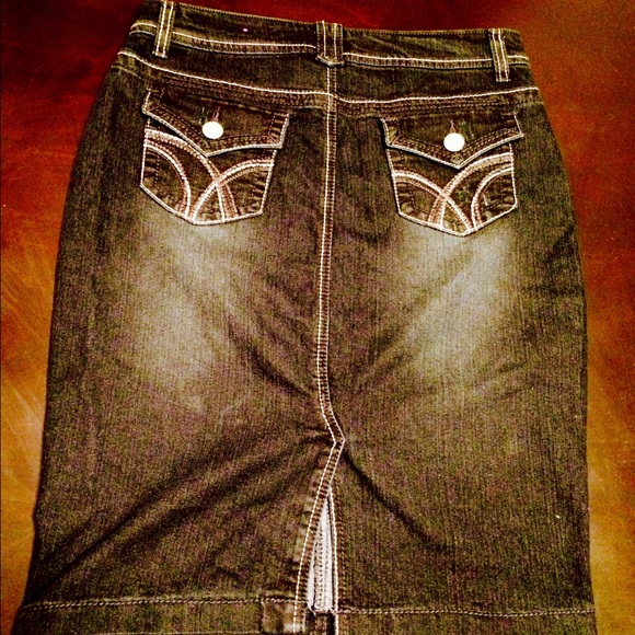 Sleek and Stylish Denim Pencil Skirt - Picture 3 of 4